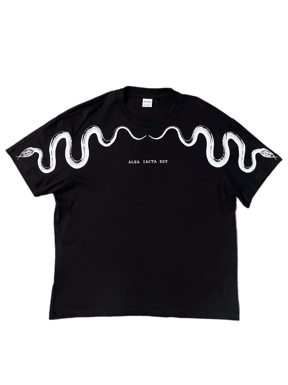 Like New! Bershka Snake Printed Black Graphic Tee